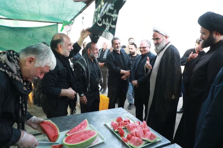 تصاویر/ بازدید نماینده رهبر معظم انقلاب در استان سمنان از مواکب خدمت‌رسان به عزاداران شرکت کننده در مراسم تشییع رهبر شهید انقلاب