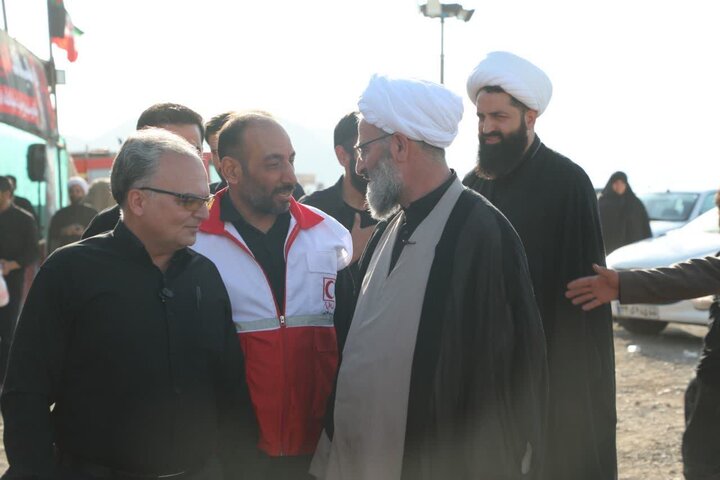تصاویر/ بازدید نماینده رهبر معظم انقلاب در استان سمنان از مواکب خدمت‌رسان به عزاداران شرکت کننده در مراسم تشییع رهبر شهید انقلاب