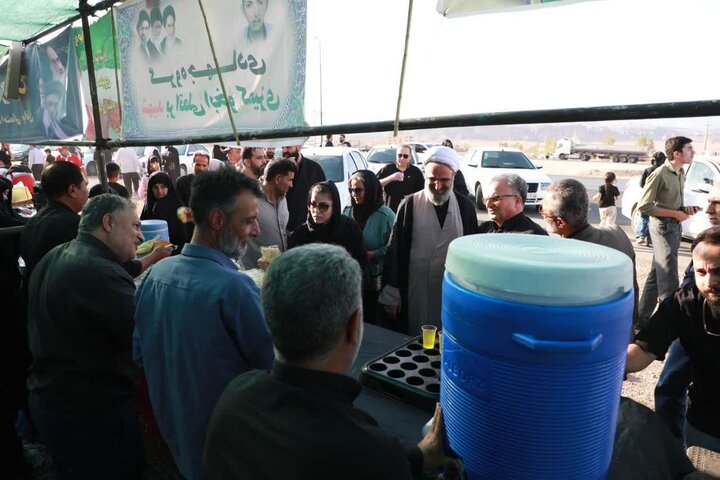 تصاویر/ بازدید نماینده رهبر معظم انقلاب در استان سمنان از مواکب خدمت‌رسان به عزاداران شرکت کننده در مراسم تشییع رهبر شهید انقلاب