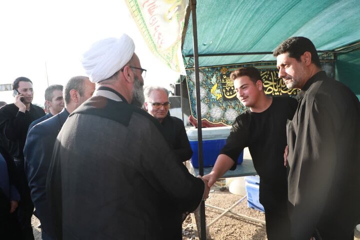 تصاویر/ بازدید نماینده رهبر معظم انقلاب در استان سمنان از مواکب خدمت‌رسان به عزاداران شرکت کننده در مراسم تشییع رهبر شهید انقلاب