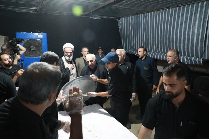 تصاویر/ بازدید نماینده رهبر معظم انقلاب در استان سمنان از مواکب خدمت‌رسان به عزاداران شرکت کننده در مراسم تشییع رهبر شهید انقلاب