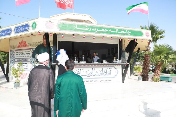 تصاویر/ بازدید نماینده رهبر معظم انقلاب در استان سمنان از مواکب خدمت‌رسان به عزاداران شرکت کننده در مراسم تشییع رهبر شهید انقلاب