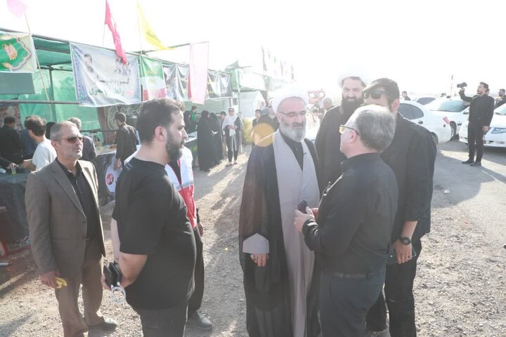 تصاویر/ بازدید نماینده رهبر معظم انقلاب در استان سمنان از مواکب خدمت‌رسان به عزاداران شرکت کننده در مراسم تشییع رهبر شهید انقلاب