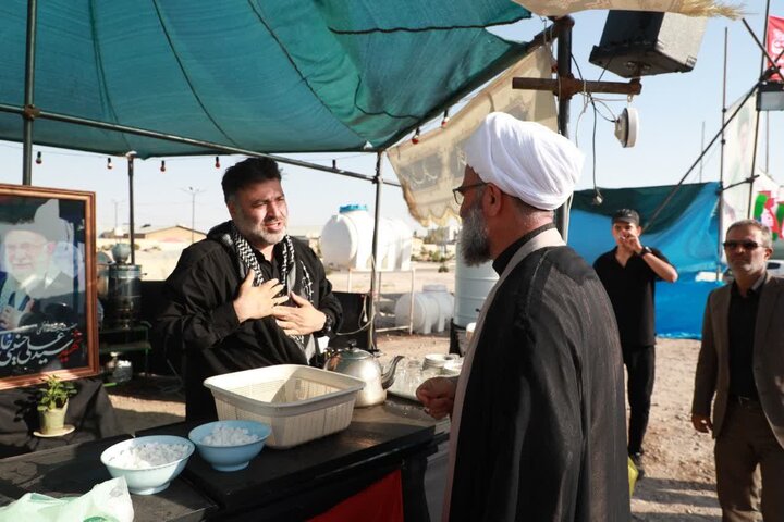 تصاویر/ بازدید نماینده رهبر معظم انقلاب در استان سمنان از مواکب خدمت‌رسان به عزاداران شرکت کننده در مراسم تشییع رهبر شهید انقلاب