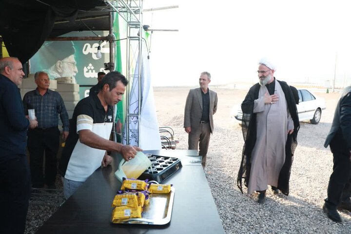 تصاویر/ بازدید نماینده رهبر معظم انقلاب در استان سمنان از مواکب خدمت‌رسان به عزاداران شرکت کننده در مراسم تشییع رهبر شهید انقلاب