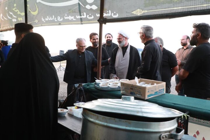 تصاویر/ بازدید نماینده رهبر معظم انقلاب در استان سمنان از مواکب خدمت‌رسان به عزاداران شرکت کننده در مراسم تشییع رهبر شهید انقلاب