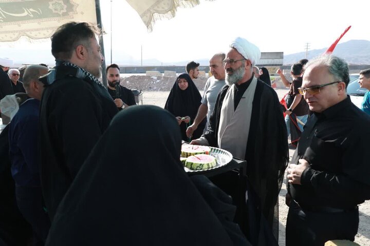 تصاویر/ بازدید نماینده رهبر معظم انقلاب در استان سمنان از مواکب خدمت‌رسان به عزاداران شرکت کننده در مراسم تشییع رهبر شهید انقلاب