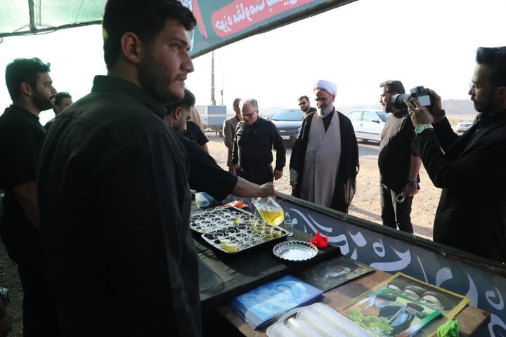 تصاویر/ بازدید نماینده رهبر معظم انقلاب در استان سمنان از مواکب خدمت‌رسان به عزاداران شرکت کننده در مراسم تشییع رهبر شهید انقلاب