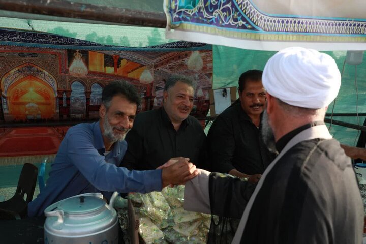 تصاویر/ بازدید نماینده رهبر معظم انقلاب در استان سمنان از مواکب خدمت‌رسان به عزاداران شرکت کننده در مراسم تشییع رهبر شهید انقلاب
