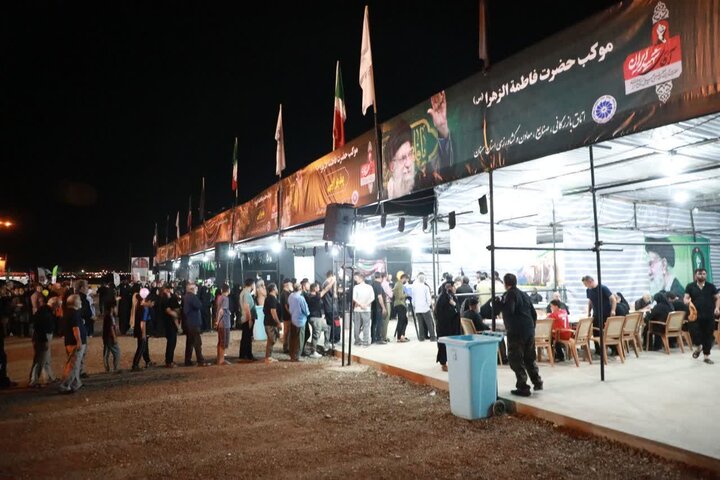 تصاویر/ بازدید نماینده رهبر معظم انقلاب در استان سمنان از مواکب خدمت‌رسان به عزاداران شرکت کننده در مراسم تشییع رهبر شهید انقلاب