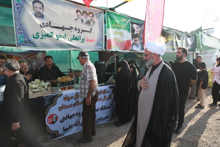 تصاویر/ بازدید نماینده رهبر معظم انقلاب در استان سمنان از مواکب خدمت‌رسان به عزاداران شرکت کننده در مراسم تشییع رهبر شهید انقلاب