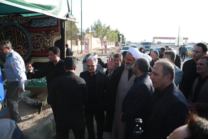 تصاویر/ بازدید نماینده رهبر معظم انقلاب در استان سمنان از مواکب خدمت‌رسان به عزاداران شرکت کننده در مراسم تشییع رهبر شهید انقلاب