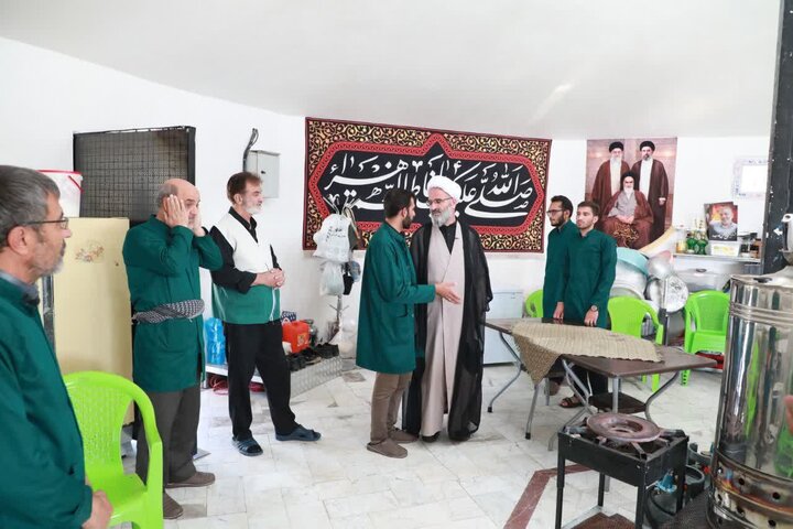 تصاویر/ بازدید نماینده رهبر معظم انقلاب در استان سمنان از مواکب خدمت‌رسان به عزاداران شرکت کننده در مراسم تشییع رهبر شهید انقلاب