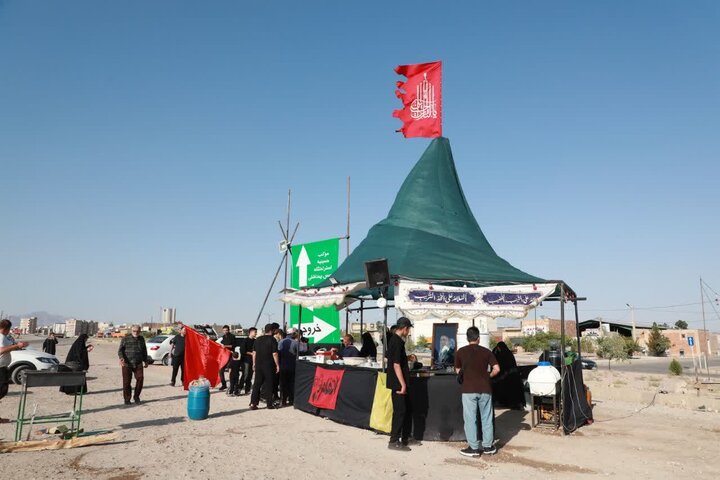 تصاویر/ بازدید نماینده رهبر معظم انقلاب در استان سمنان از مواکب خدمت‌رسان به عزاداران شرکت کننده در مراسم تشییع رهبر شهید انقلاب