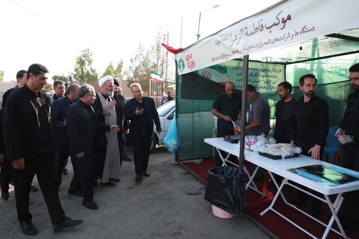 تصاویر/ بازدید نماینده رهبر معظم انقلاب در استان سمنان از مواکب خدمت‌رسان به عزاداران شرکت کننده در مراسم تشییع رهبر شهید انقلاب