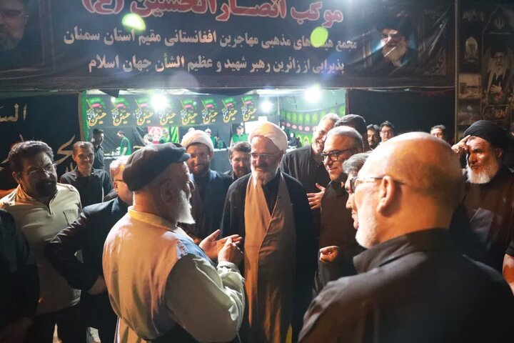تصاویر/ بازدید نماینده رهبر معظم انقلاب در استان سمنان از مواکب خدمت‌رسان به عزاداران شرکت کننده در مراسم تشییع رهبر شهید انقلاب