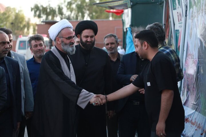 تصاویر/ بازدید نماینده رهبر معظم انقلاب در استان سمنان از مواکب خدمت‌رسان به عزاداران شرکت کننده در مراسم تشییع رهبر شهید انقلاب