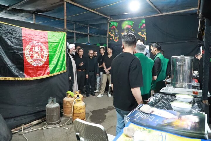 تصاویر/ بازدید نماینده رهبر معظم انقلاب در استان سمنان از مواکب خدمت‌رسان به عزاداران شرکت کننده در مراسم تشییع رهبر شهید انقلاب