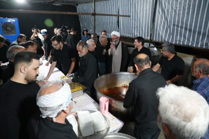 تصاویر/ بازدید نماینده رهبر معظم انقلاب در استان سمنان از مواکب خدمت‌رسان به عزاداران شرکت کننده در مراسم تشییع رهبر شهید انقلاب