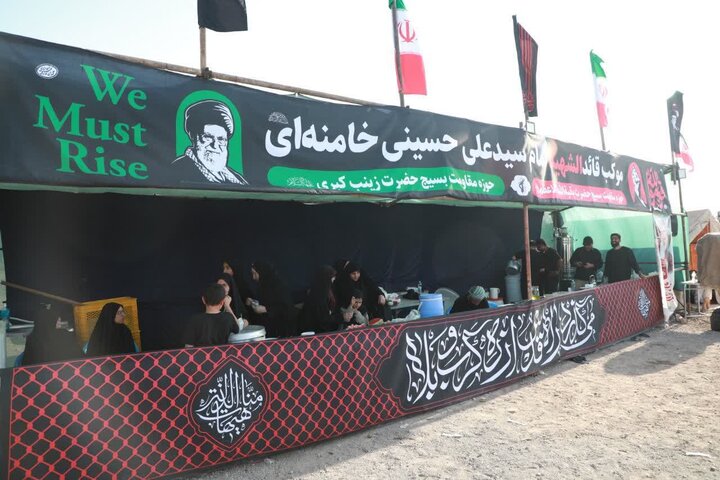 تصاویر/ بازدید نماینده رهبر معظم انقلاب در استان سمنان از مواکب خدمت‌رسان به عزاداران شرکت کننده در مراسم تشییع رهبر شهید انقلاب
