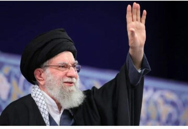 آیت الله العظمیٰ سید علی خامنہ‌ای جھکے نہیں، بکے نہیں