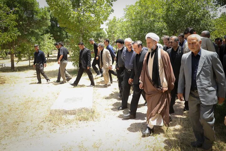 تصاویر /  مراسم بزرگداشت قائد شهید امت و تجدید بیعت با رهبر معظم انقلاب اسلامی با حضور امام جمعه قزوین در شهر کوهین