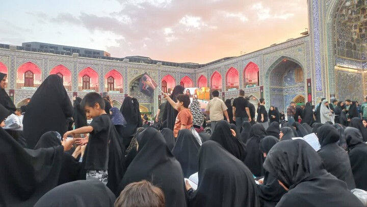 تصاویر/ حضور بانوان طلبه شهرهای مختلف استان کرمان در مراسم تشییع رهبر شهید در تهران، قم و مشهد