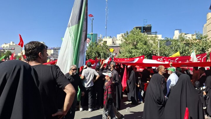 تصاویر/ حضور بانوان طلبه شهرهای مختلف استان کرمان در مراسم تشییع رهبر شهید در تهران، قم و مشهد