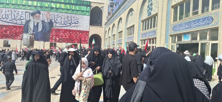 تصاویر/ حضور بانوان طلبه شهرهای مختلف استان کرمان در مراسم تشییع رهبر شهید در تهران، قم و مشهد