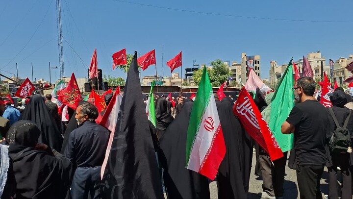تصاویر/ حضور بانوان طلبه شهرهای مختلف استان کرمان در مراسم تشییع رهبر شهید در تهران، قم و مشهد