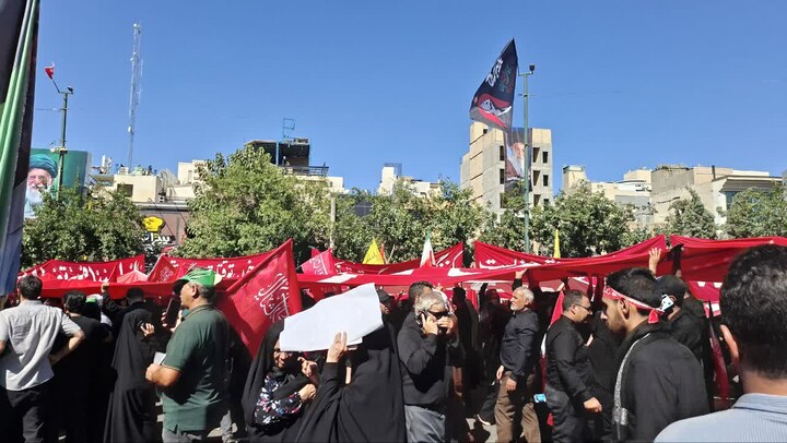 تصاویر/ حضور بانوان طلبه شهرهای مختلف استان کرمان در مراسم تشییع رهبر شهید در تهران، قم و مشهد