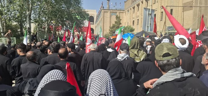 تصاویر/ حضور بانوان طلبه شهرهای مختلف استان کرمان در مراسم تشییع رهبر شهید در تهران، قم و مشهد