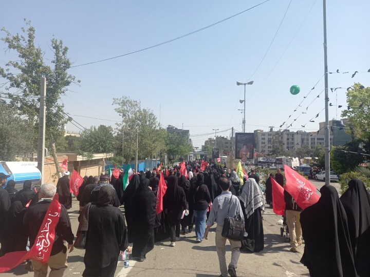 تصاویر/ حضور بانوان طلبه شهرهای مختلف استان کرمان در مراسم تشییع رهبر شهید در تهران، قم و مشهد