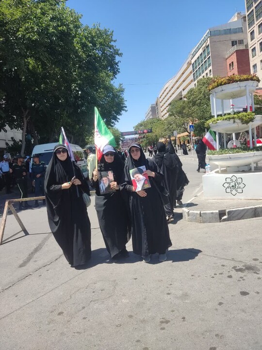 تصاویر/ حضور بانوان طلبه شهرهای مختلف استان کرمان در مراسم تشییع رهبر شهید در تهران، قم و مشهد