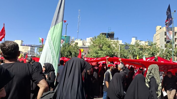 تصاویر/ حضور بانوان طلبه شهرهای مختلف استان کرمان در مراسم تشییع رهبر شهید در تهران، قم و مشهد