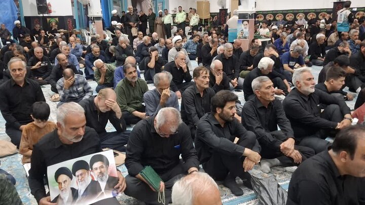 مراسم بزرگداشت قائد امت در مصلای نماز جمعه آران و بیدگل
