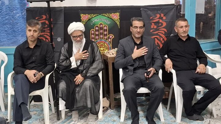 مراسم بزرگداشت قائد امت در مصلای نماز جمعه آران و بیدگل
