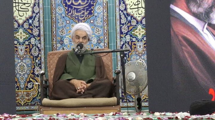 مراسم بزرگداشت قائد امت در مصلای نماز جمعه آران و بیدگل
