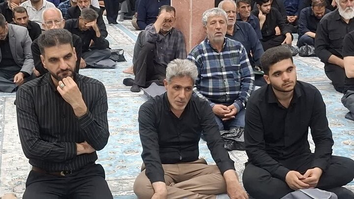 مراسم بزرگداشت قائد امت در مصلای نماز جمعه آران و بیدگل
