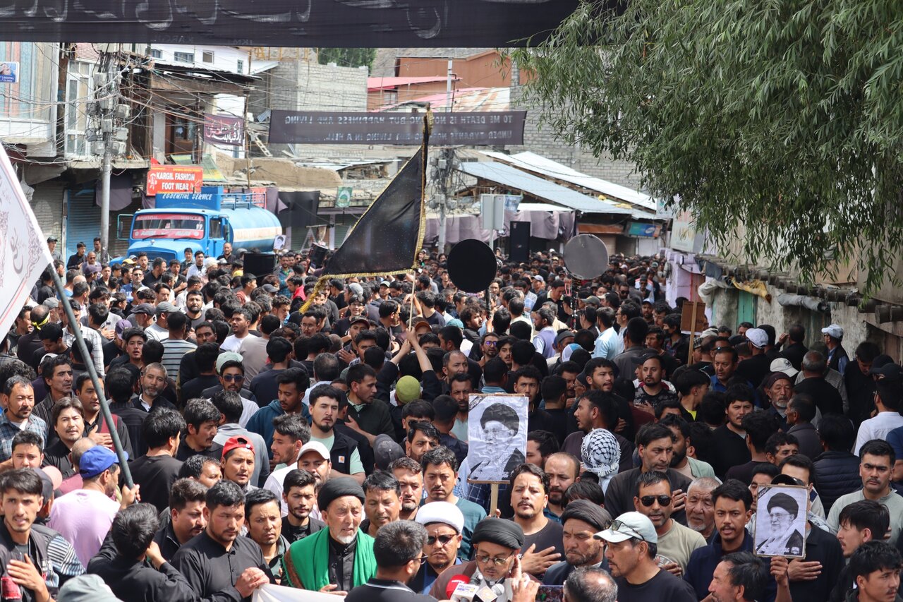کرگل میں رہبرِ شہید کی تدفین کے موقع پر مجلسِ تعزیت، فاتحہ خوانی اور جلوسِ عزا کا انعقاد