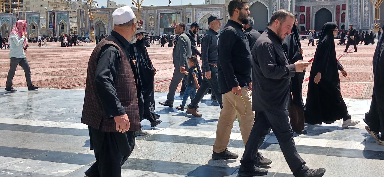 تصاویر/ زائران و مجاوران  پس از اقامه نماز جمعه در حرم رضوی