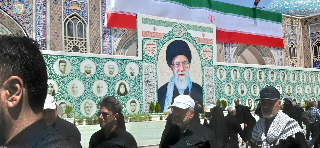 حرم امام رضا(ع) صحنه همدلی ملت‌های آزاده در وداع با رهبر شهید بود