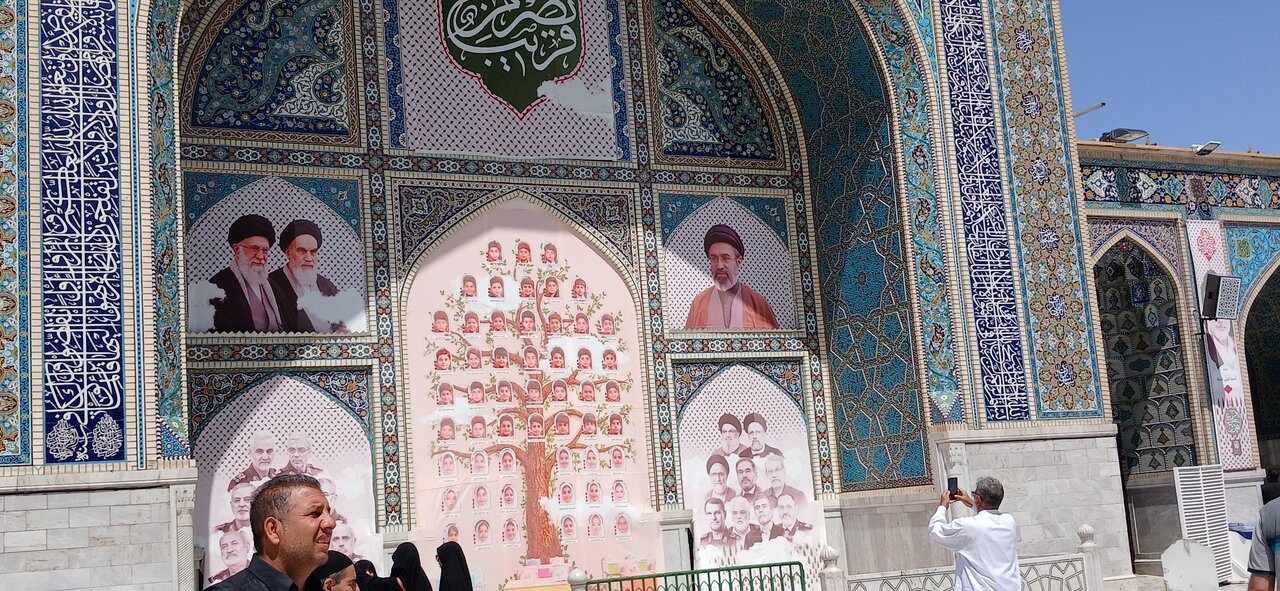 تصاویر/ زائران و مجاوران  پس از اقامه نماز جمعه در حرم رضوی
