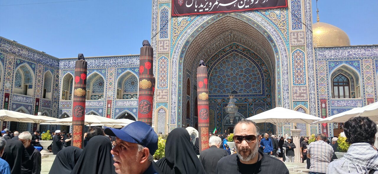 تصاویر/ زائران و مجاوران  پس از اقامه نماز جمعه در حرم رضوی
