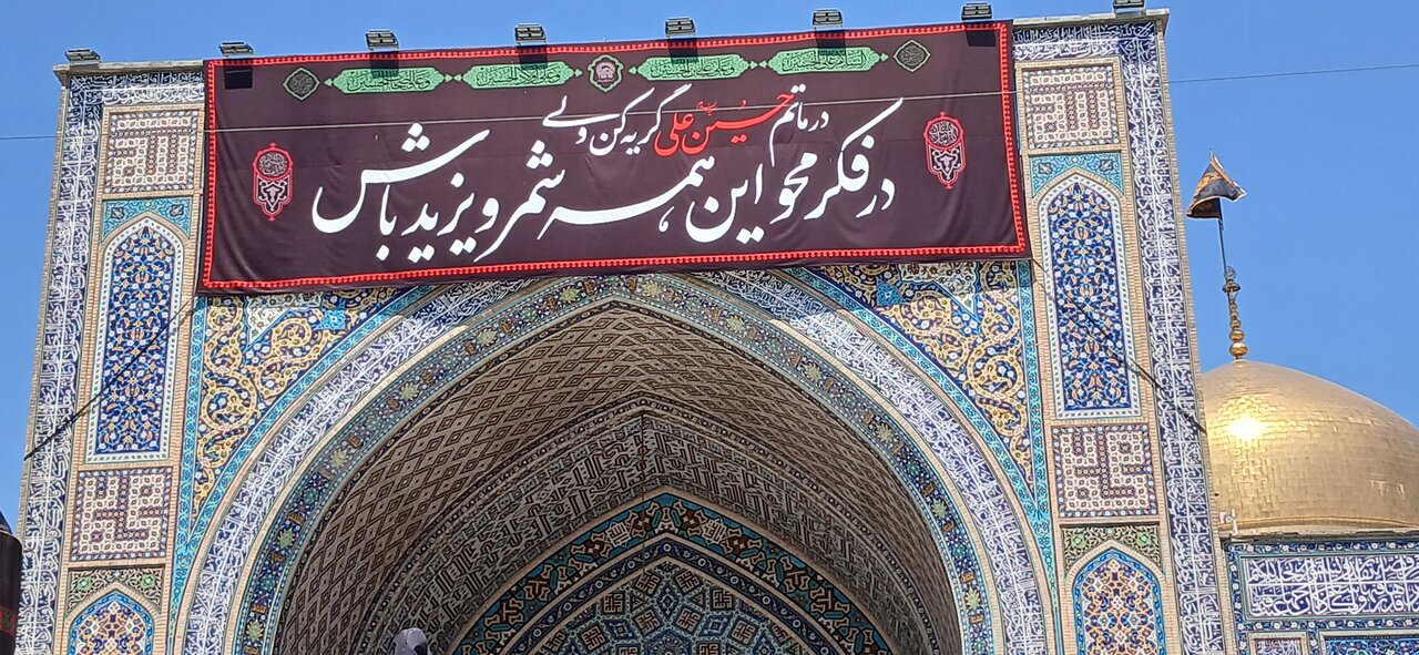 تصاویر/ زائران و مجاوران  پس از اقامه نماز جمعه در حرم رضوی
