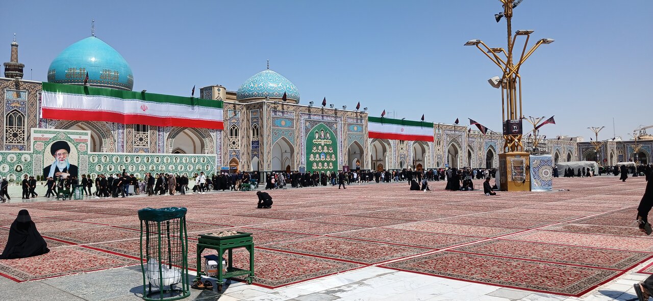 تصاویر/ زائران و مجاوران  پس از اقامه نماز جمعه در حرم رضوی