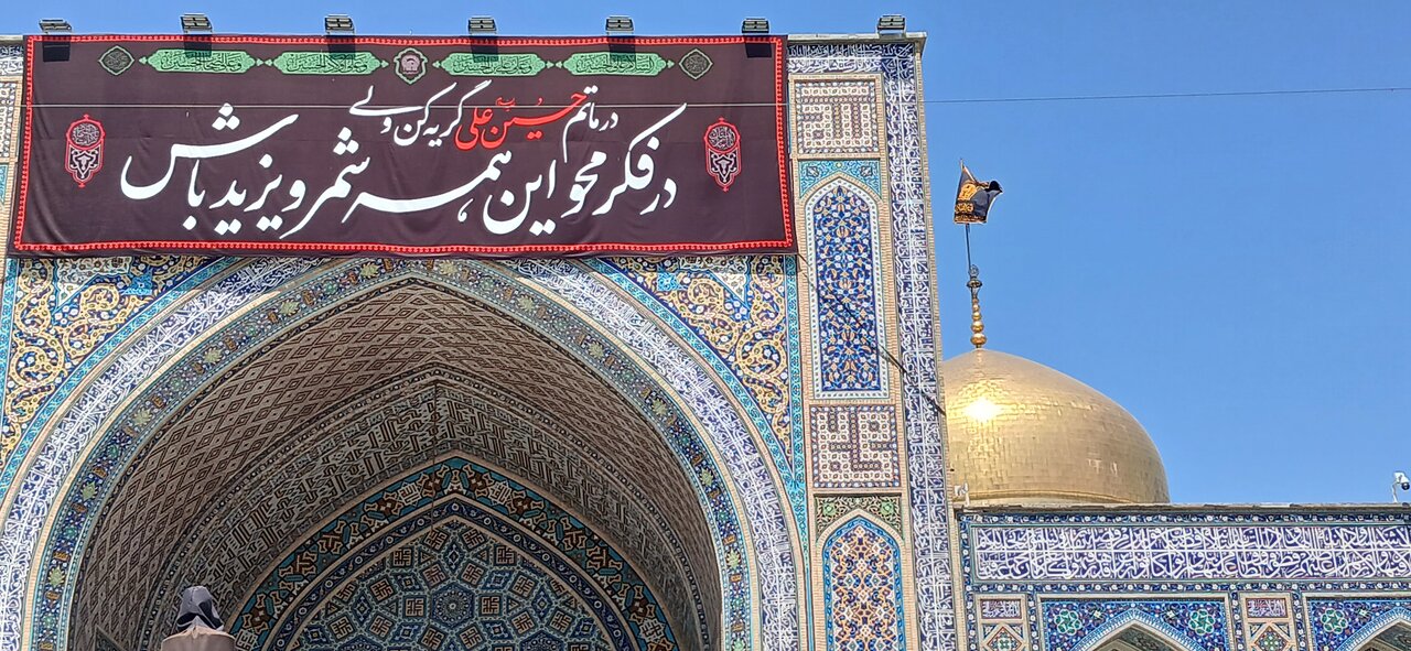 تصاویر/ زائران و مجاوران  پس از اقامه نماز جمعه در حرم رضوی