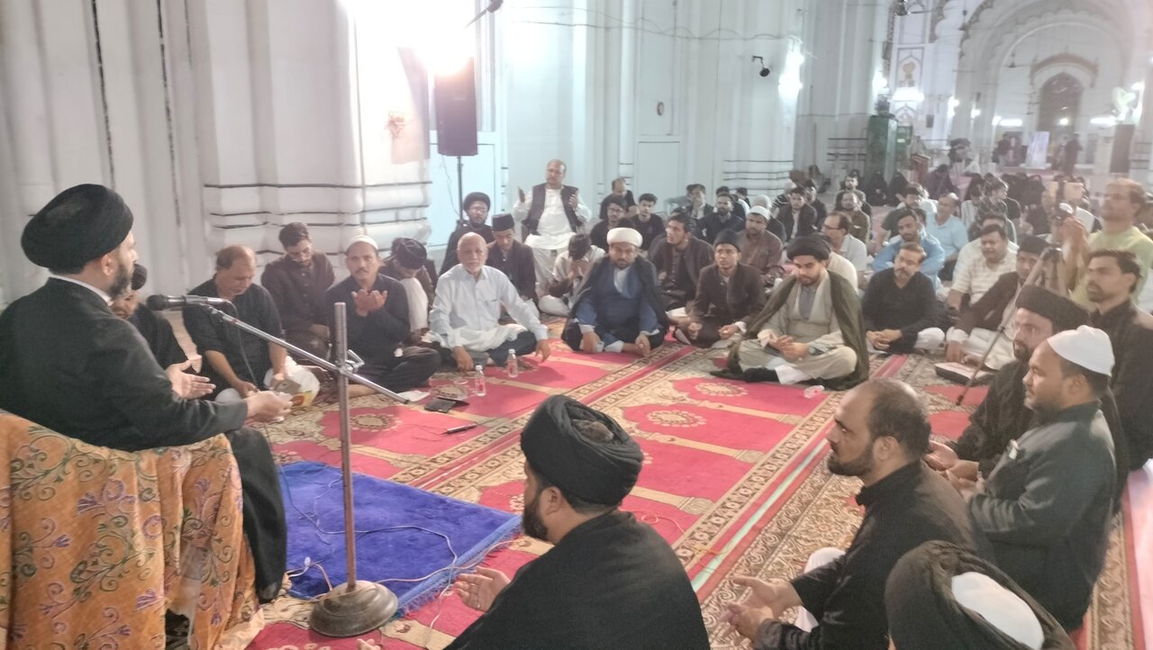 लखनऊ में शहीद-ए-उम्मत आयतुल्लाह ख़ामेनई के दफ़्न के अवसर पर क़ुरआन-ख़्वानी और मजलिस-ए-अज़ा का आयोजन