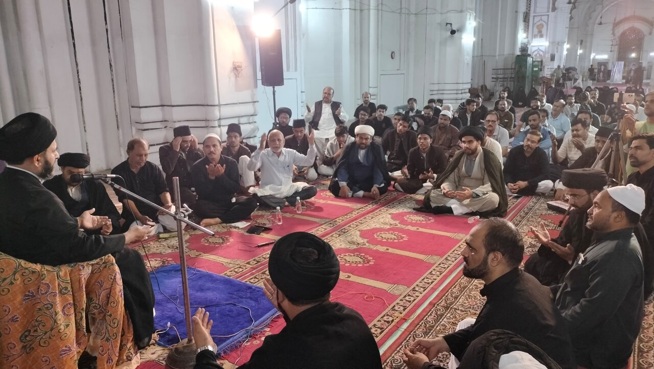 لکھنؤ میں شہید اُمت آیۃ اللہ خامنہ ای کی تدفین کے موقع پر قرآن خوانی اور مجلسِ عزاء کا انعقاد