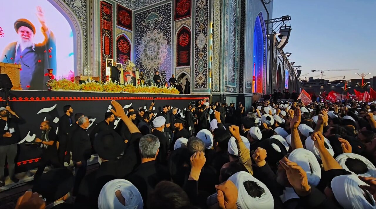 Alcuni momenti della cerimonia funebre del Leader martire della Rivoluzione presso il Santuario dell'Imam Reza, alla presenza di personalità dei seminari